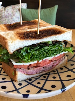 和牛ローストビーフのサンドウィッチ