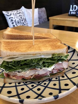 テリヤキチキンのサンドウィッチ