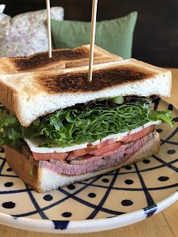 ローストビーフのサンドウィッチ
